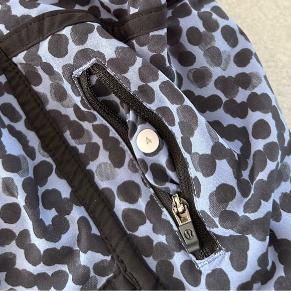 Lululemon Tracker Short in Ace Spot Lullaby Black, 4 - Picture 4 of 8